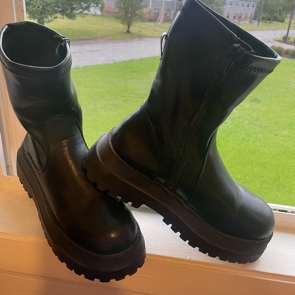 Cute Womens Combat Boot! SIZE 9.5